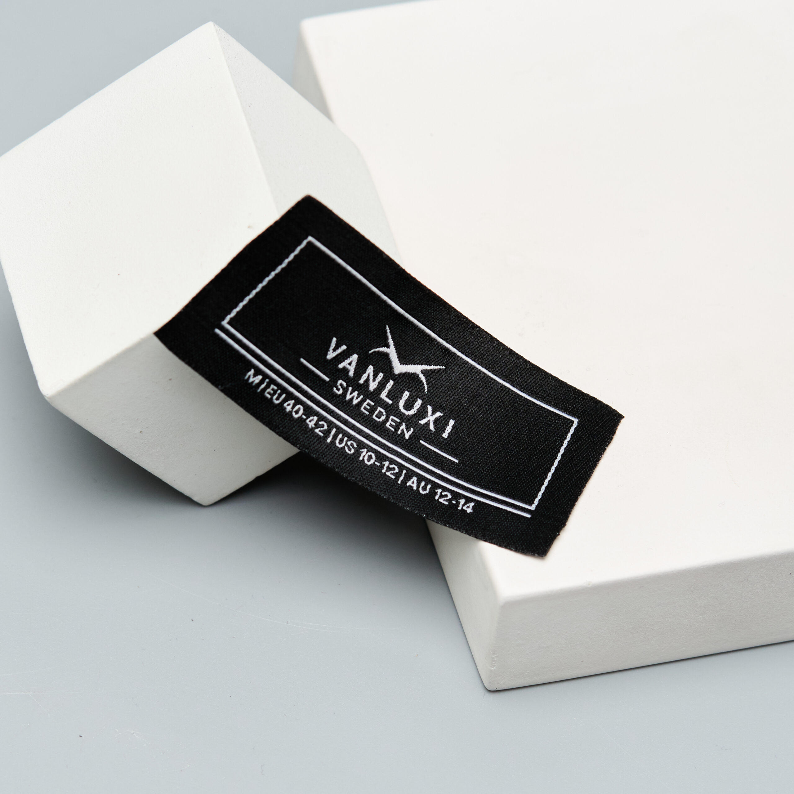 Chi tiết nhãn dệt đặt trên khối nền trắng